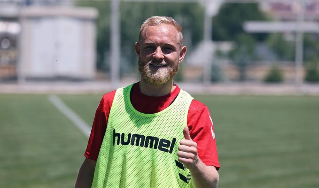 Trendyol Süper Lig ekiplerinden EMS Yapı Sivasspor'un yeni transferi Alex