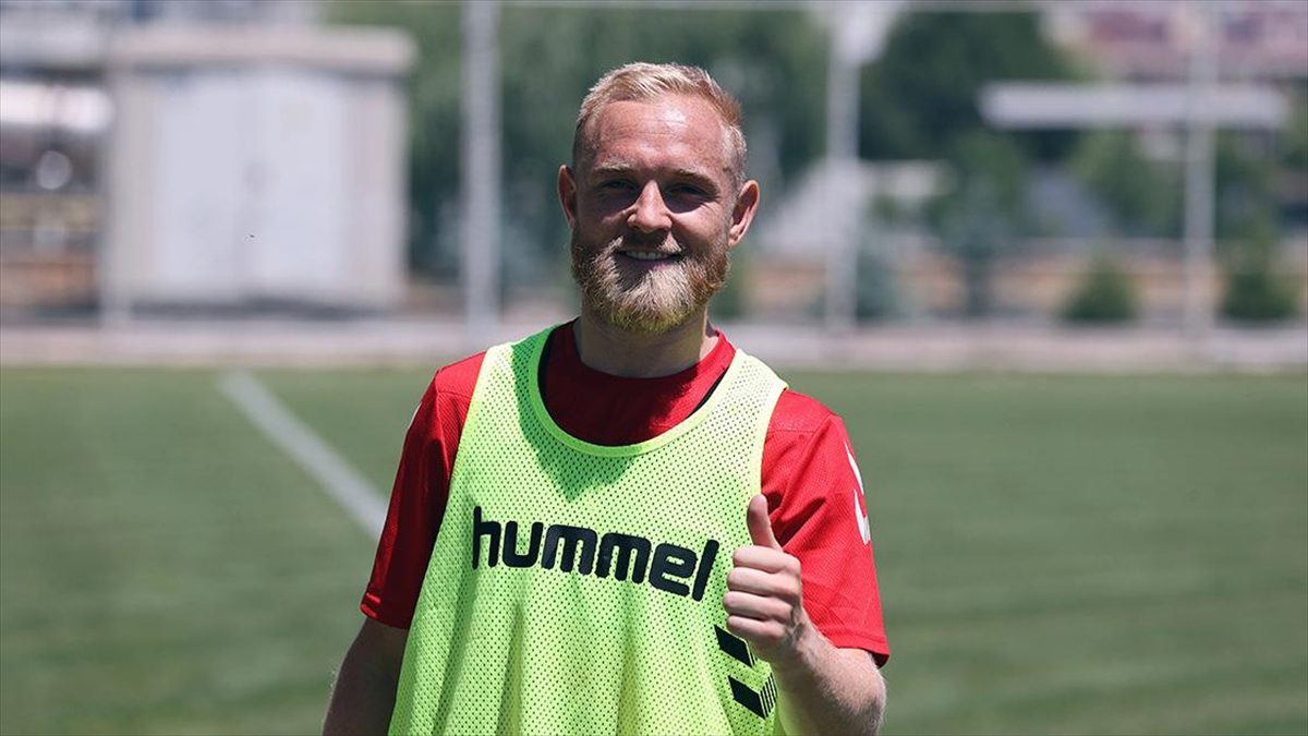 Trendyol Süper Lig ekiplerinden EMS Yapı Sivasspor'un yeni transferi Alex