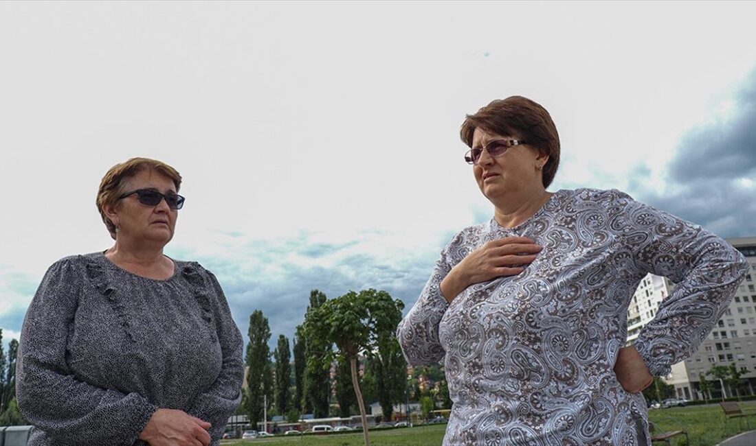 Srebrenitsa'da Temmuz 1995'te Sırpların yaptığı soykırımda babaları, erkek kardeşleri ve