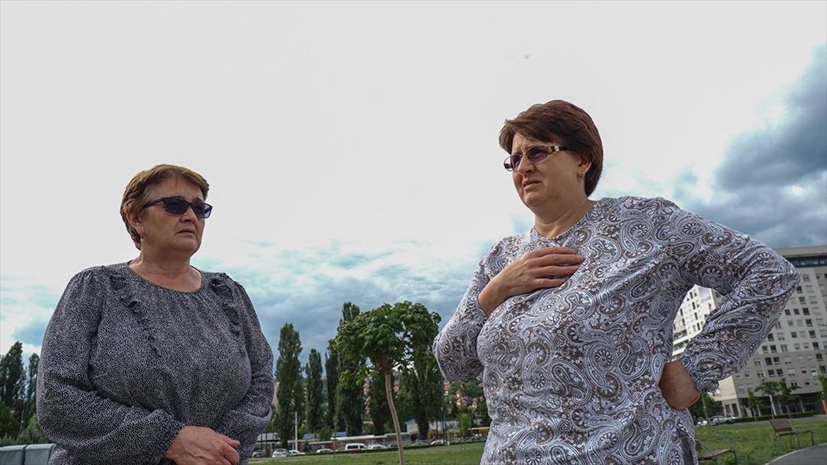 Srebrenitsa'da Temmuz 1995'te Sırpların yaptığı soykırımda babaları, erkek kardeşleri ve