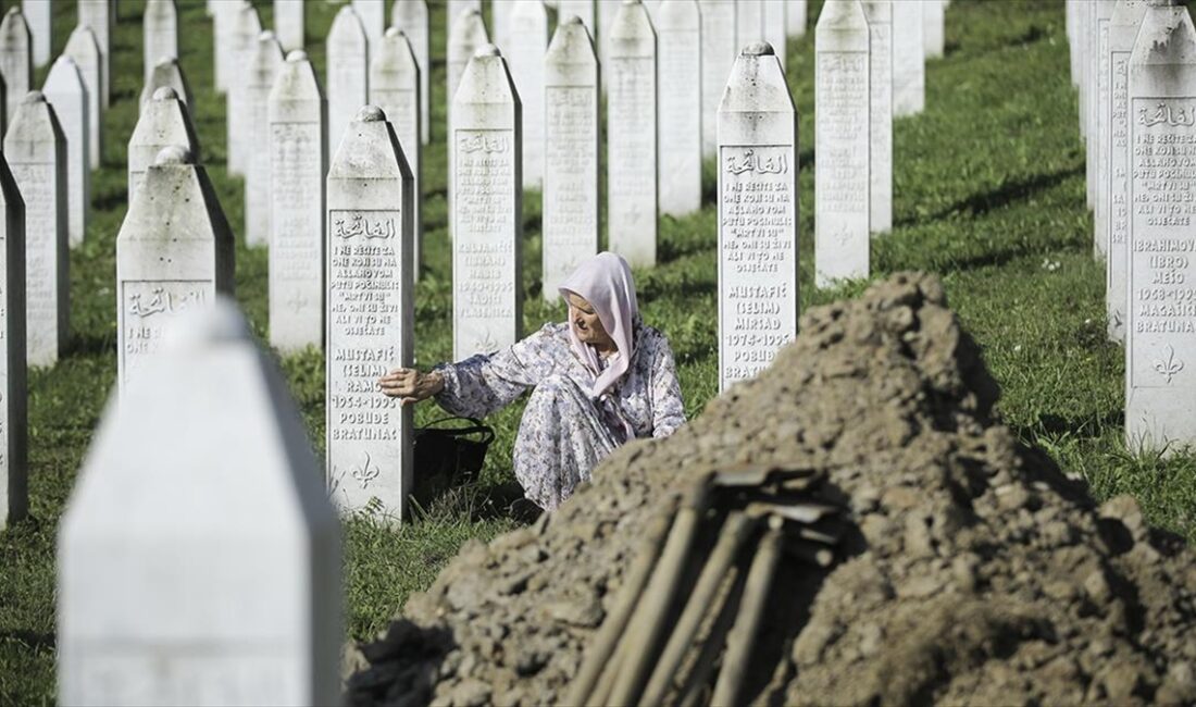 Bosna Hersek'in doğusundaki Srebrenitsa'da 1995'te Sırplar tarafından yapılan soykırımda öldürülen