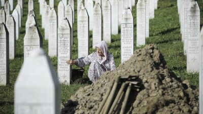 Bosna Hersek'in doğusundaki Srebrenitsa'da 1995'te Sırplar tarafından yapılan soykırımda öldürülen