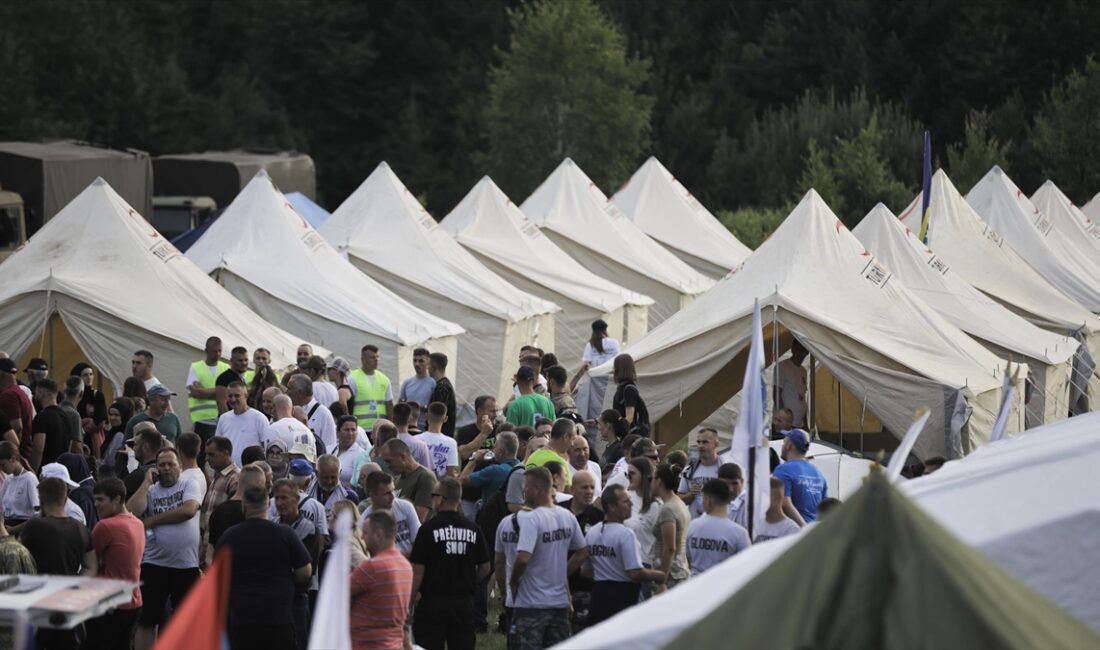 Bosna Hersek'in doğusundaki Srebrenitsa'da 1995'te işlenen soykırımdan kurtulmak isteyen Boşnak