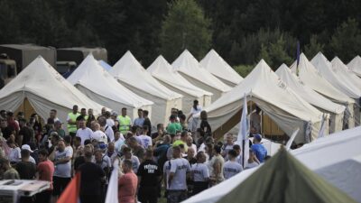 Bosna Hersek'in doğusundaki Srebrenitsa'da 1995'te işlenen soykırımdan kurtulmak isteyen Boşnak