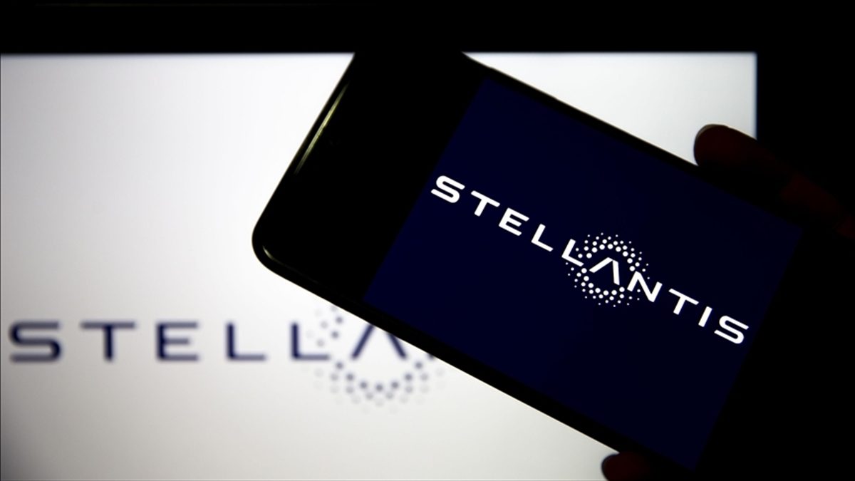Stellantis'in karı yılın ilk yarısında yıllık bazda yüzde 48 geriledi.