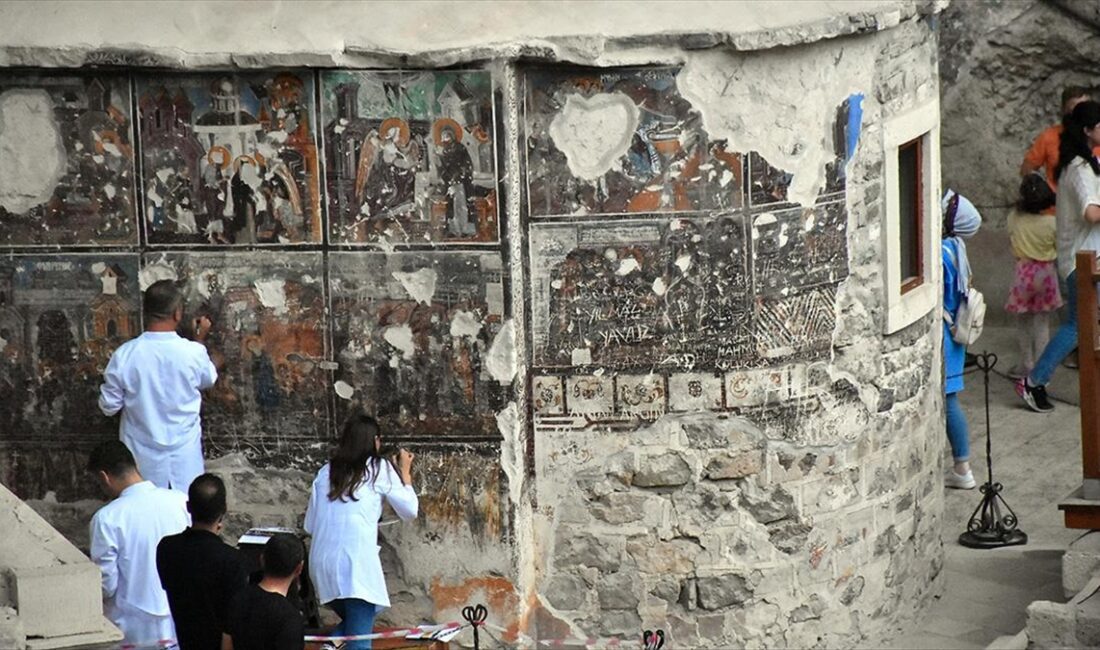 Trabzon'un Maçka ilçesi Altındere Vadisi'ndeki dünyaca ünlü Sümela Manastırı'nda yer