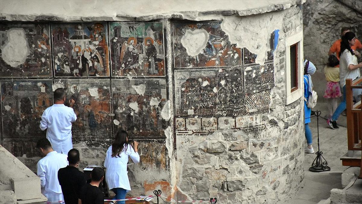 Trabzon'un Maçka ilçesi Altındere Vadisi'ndeki dünyaca ünlü Sümela Manastırı'nda yer