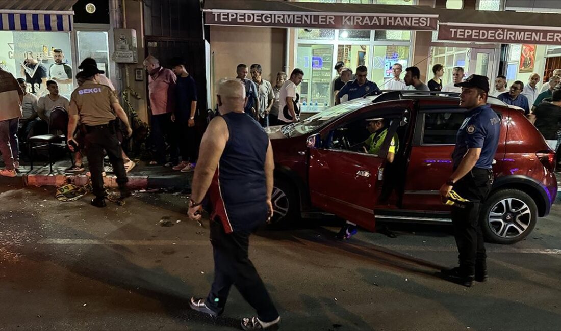 Tekirdağ'ın Süleymanpaşa ilçesinde otomobilin kıraathane önünde oturanlara çarpması sonucu 11