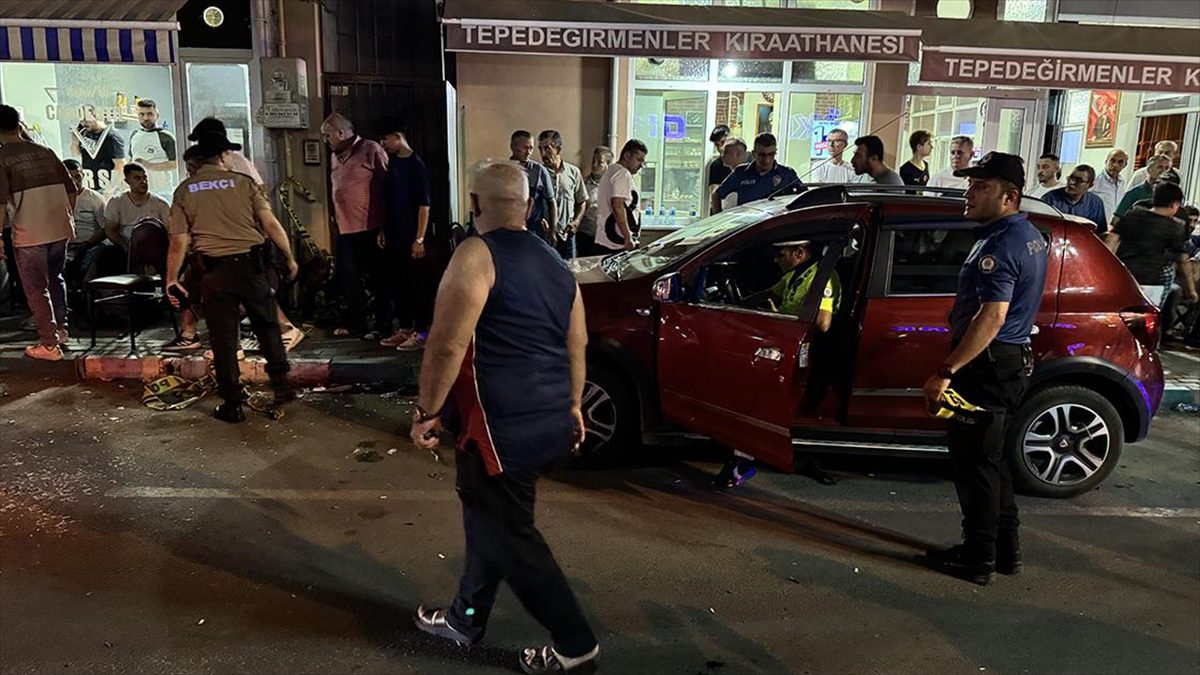 Tekirdağ'ın Süleymanpaşa ilçesinde otomobilin kıraathane önünde oturanlara çarpması sonucu 11