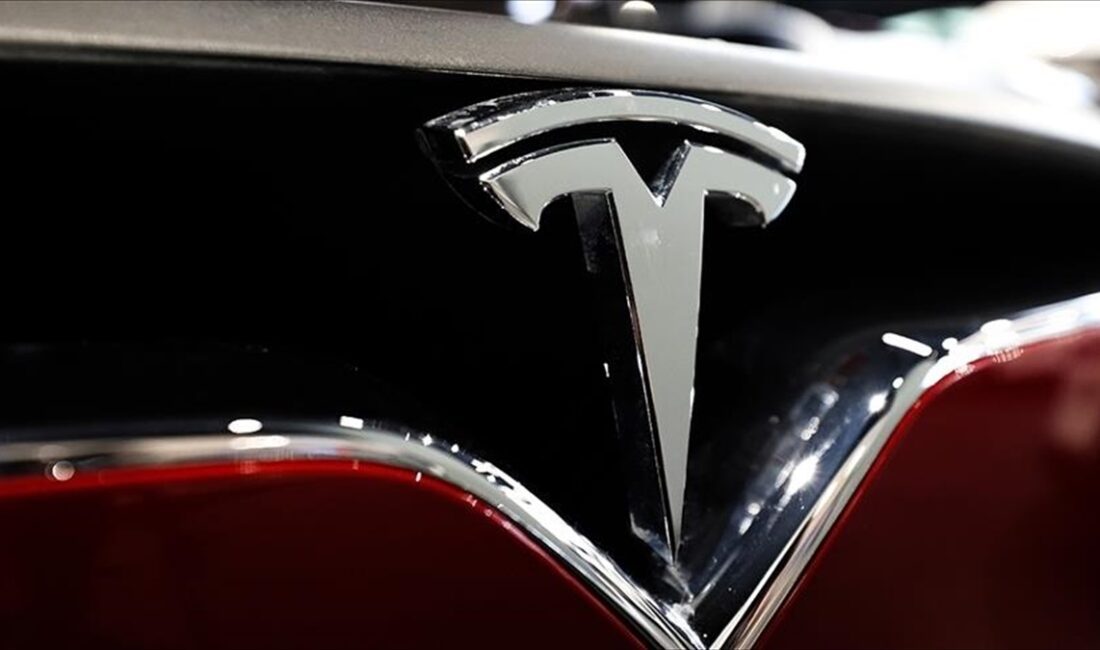 ABD'li elektrikli otomobil üreticisi Tesla'nın, araç kaputunun açılarak sürücülerin görüşünü