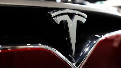 ABD'li elektrikli otomobil üreticisi Tesla'nın, araç kaputunun açılarak sürücülerin görüşünü