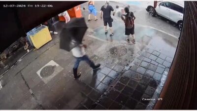 İzmir'de dün meydana gelen sağanak sırasında 2 kişinin elektrik akımına