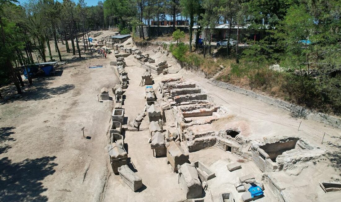 Zonguldak'taki Tios Antik Kenti'nde yer alan Roma dönemine ait nekropol