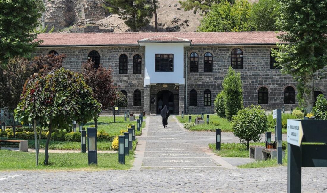 "Turistik Diyarbakır Ekspresi"nin seferlerinin başlaması kentin turizmine ivme kazandırdı.