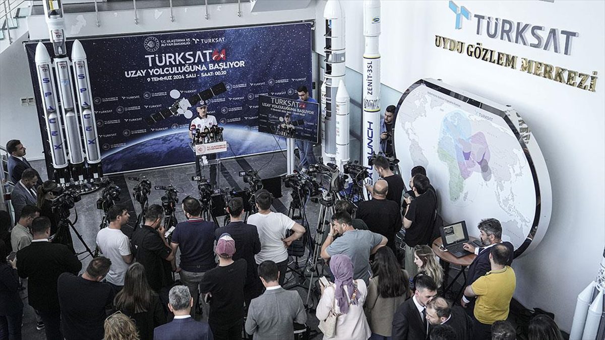 Ulaştırma ve Altyapı Bakanı Abdulkadir Uraloğlu, "Uydunun roketten ayrılmasından sonra