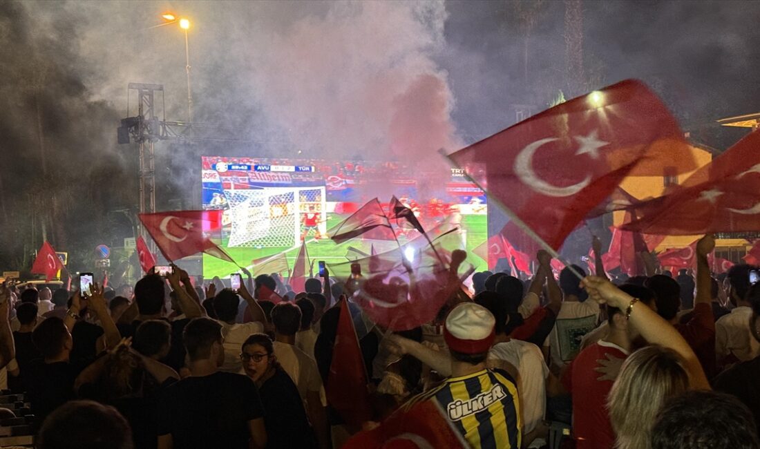 Vatandaşlar, Türkiye-Avusturya maçını kurulan dev ekranlardan izledi. Milli takım formasıyla