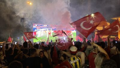 Vatandaşlar, Türkiye-Avusturya maçını kurulan dev ekranlardan izledi. Milli takım formasıyla