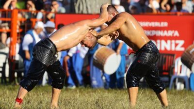 Geleneksel Kırkpınar Yağlı Güreşleri'nde başpehlivan olanlara geçici olarak takılan, art