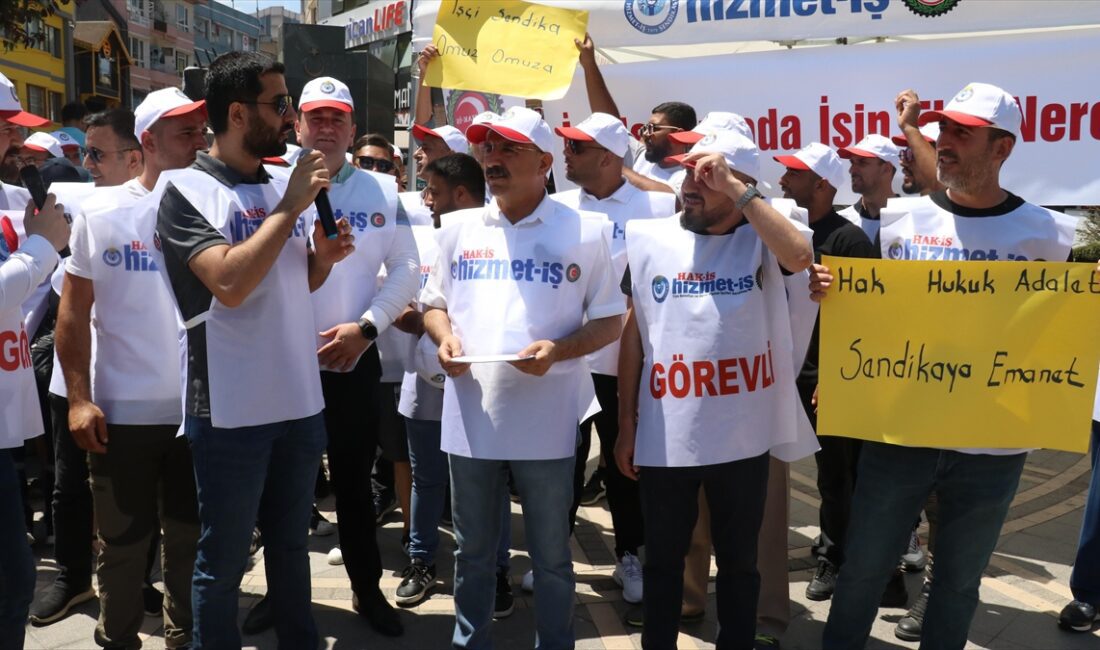 Yalova Belediyesinde işten çıkarıldıklarını iddia eden sendika üyesi yaklaşık 150