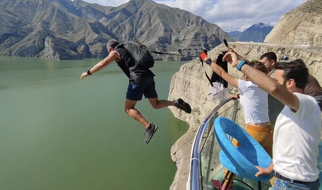 Ekstrem sporcusu Cengiz Koçak'ın Erzurum'un Uzundere ilçesindeki cam terastan Tortum
