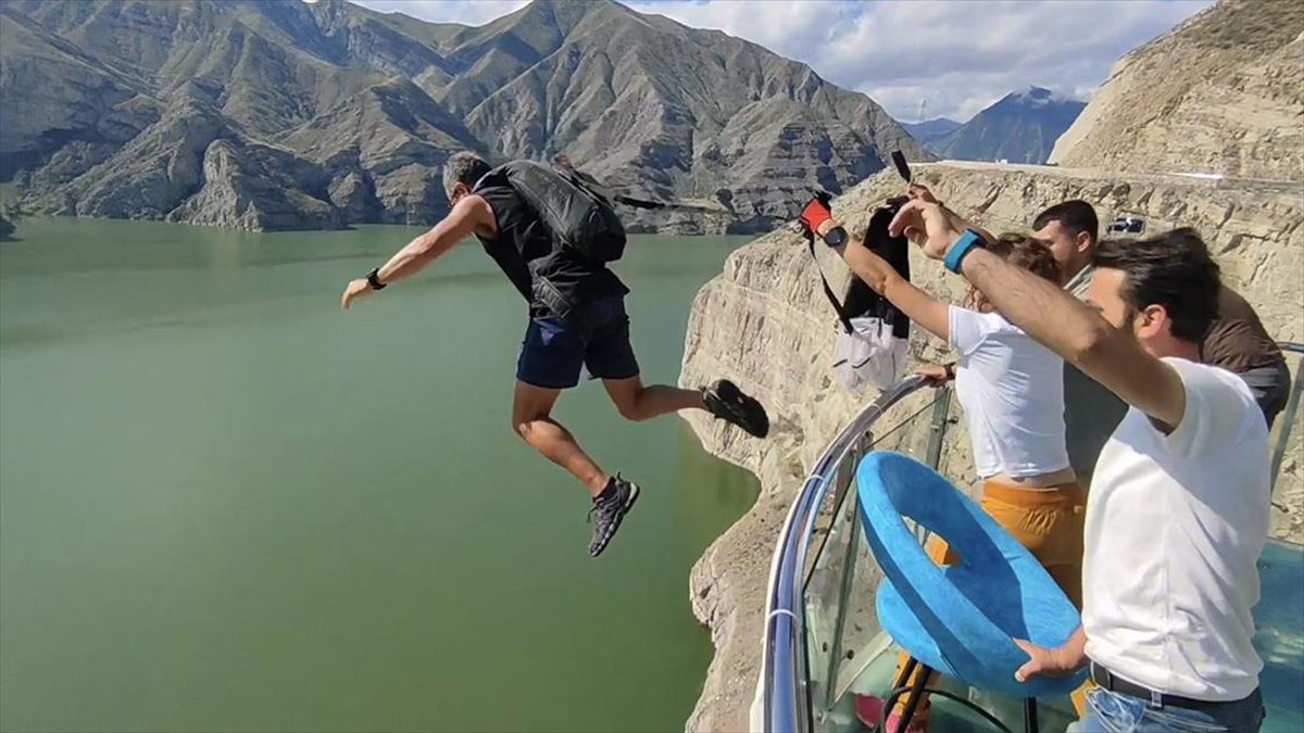 Ekstrem sporcusu Cengiz Koçak'ın Erzurum'un Uzundere ilçesindeki cam terastan Tortum