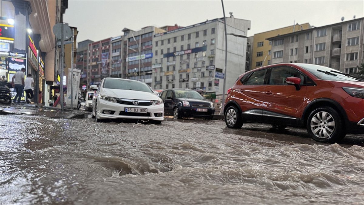 Yurdun kuzeydoğu kesimleri için yarın kuvvetli sağanak uyarısında bulunuldu.