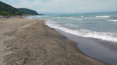 Denizde boğulma tehlikesi geçiren 3 genç, cankurtaranlar ve vatandaşlar tarafından