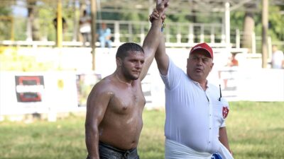 Sakarya'nın Akyazı ilçesinde düzenlenen 59. Akbalık Yağlı Güreşleri'nde başpehlivanlığı Serdar