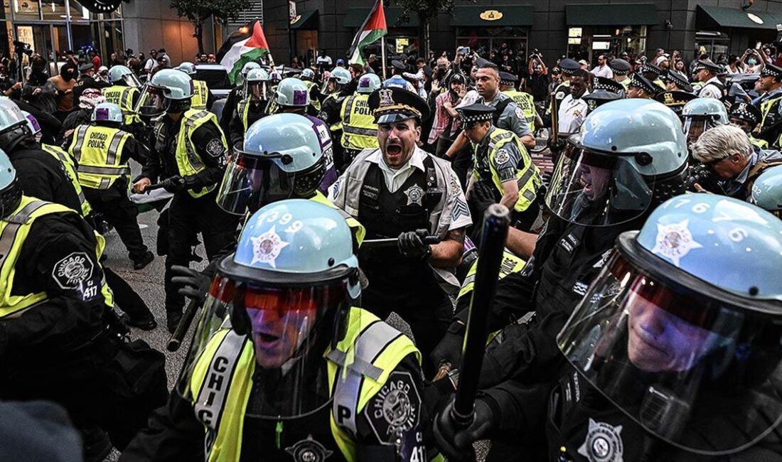 Chicago'daki gösterileri takip eden AA kameramanı Mostafa Bassim, polisin müdahalesine