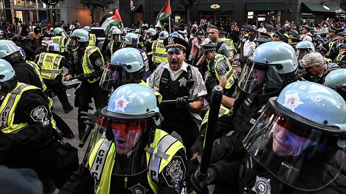 Chicago'daki gösterileri takip eden AA kameramanı Mostafa Bassim, polisin müdahalesine