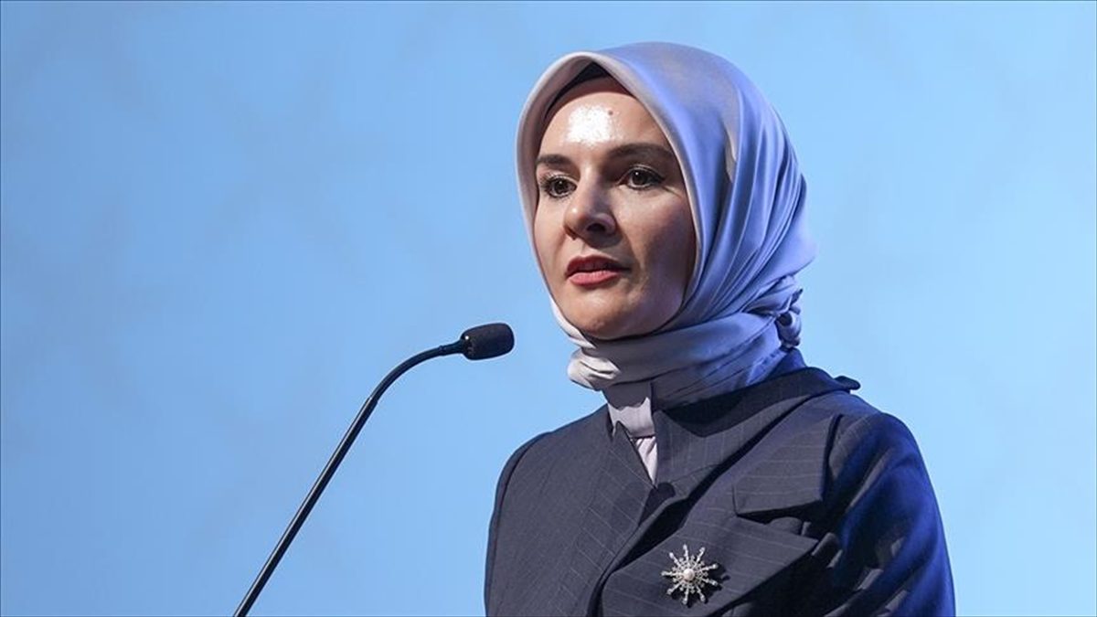 Aile ve Sosyal Hizmetler Bakanı Mahinur Özdemir Göktaş, Arnavutköy'de eşi