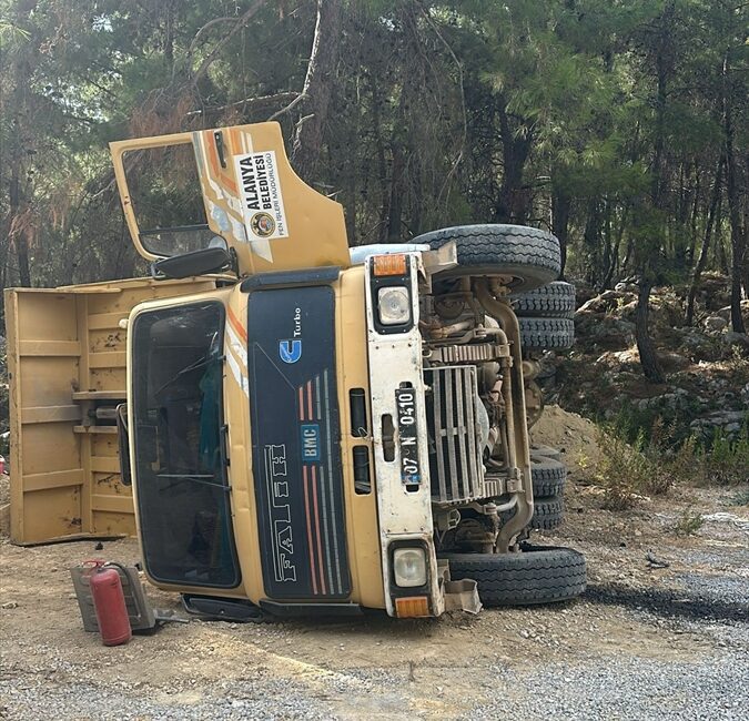 ANTALYA (AA) – Antalya'nın Alanya ilçesinde devrilen hafriyat kamyonun sürücüsü