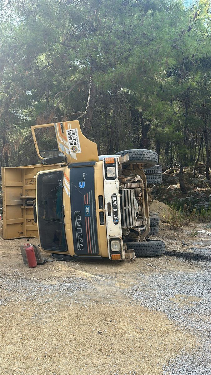 ANTALYA (AA) – Antalya'nın Alanya ilçesinde devrilen hafriyat kamyonun sürücüsü