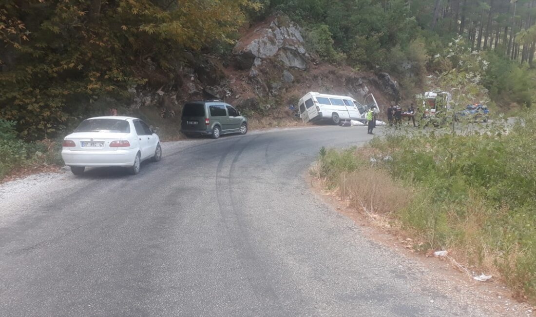 ANTALYA (AA) – Alanya’da devrilen minibüsteki 6 kişi yaralandı. Antalya’nın
