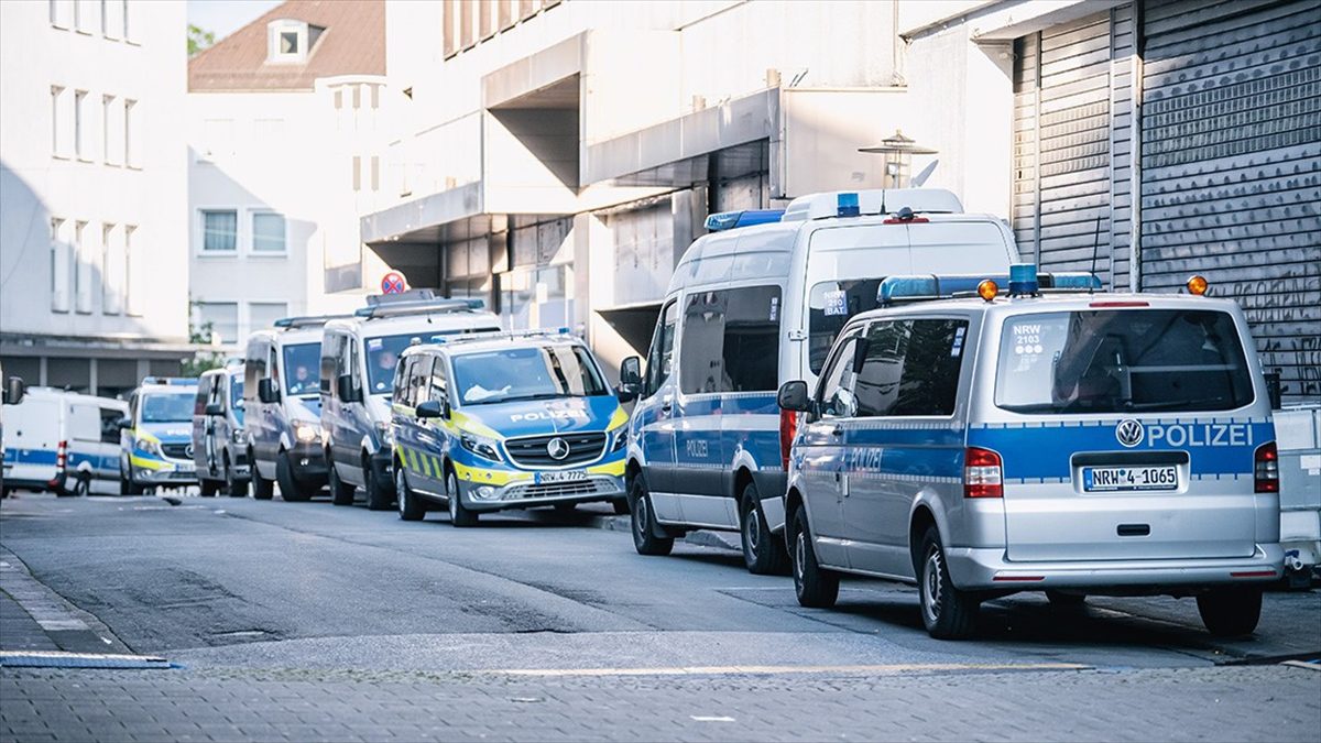 Almanya’nın Kuzey Ren Vestfalya eyaletinin Solingen kentinde 3 kişinin hayatını