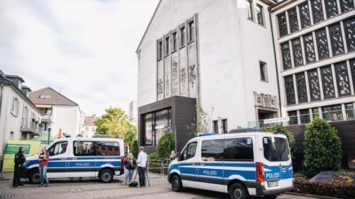 Almanya’nın Kuzey Ren Vestfalya eyaletinin Solingen kentinde 3 kişinin hayatını