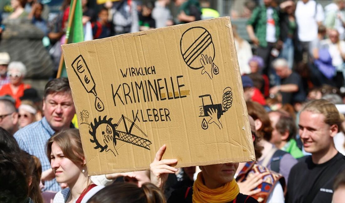 Almanya'da iklim aktivistlerinin dört havalimanında gerçekleştirdikleri eylem nedeniyle hava trafiğinde