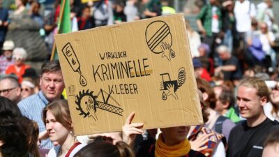 Almanya'da iklim aktivistlerinin dört havalimanında gerçekleştirdikleri eylem nedeniyle hava trafiğinde