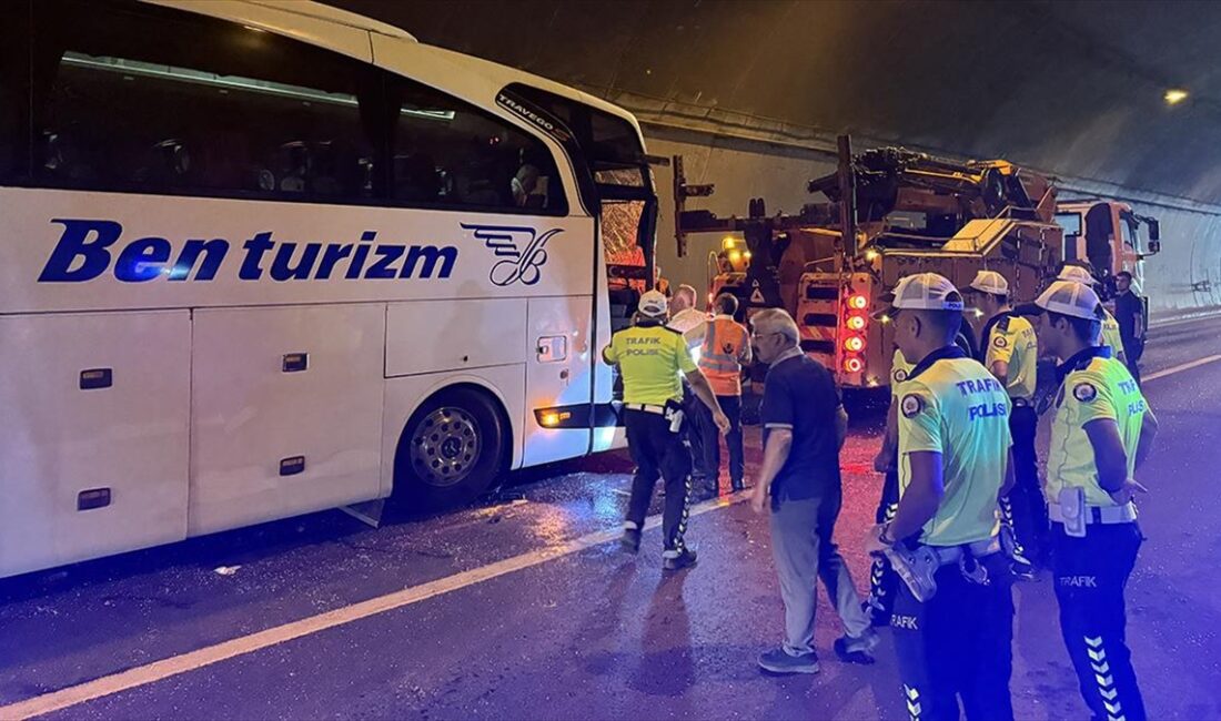 Anadolu Otoyolu'nun Kocaeli kesiminde 2 yolcu otobüsü, 1 tır, 1