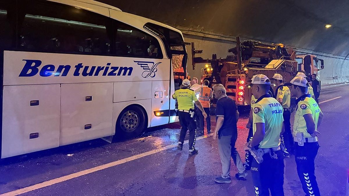 Anadolu Otoyolu'nun Kocaeli kesiminde 2 yolcu otobüsü, 1 tır, 1