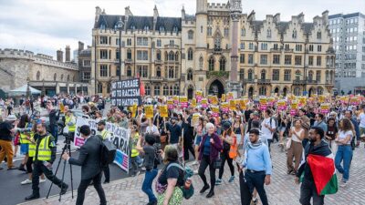 İngiltere'de yapılan bir ankette, halkın yüzde 73'ü aşırı sağın yükselişinden