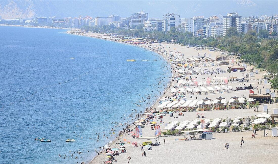 Antalya'da etkili olan nem ve sıcak hava nedeniyle sahillerde yoğunluk