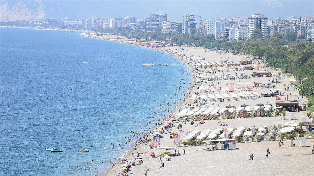 Antalya'da etkili olan nem ve sıcak hava nedeniyle sahillerde yoğunluk