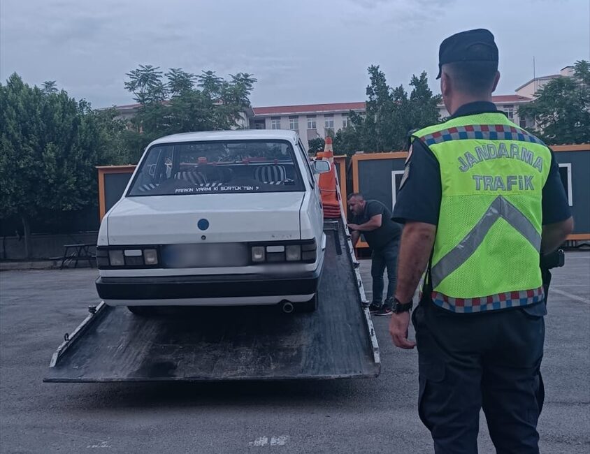 - Sürücülerin drift atması güvenlik kamerasınca kaydedildi