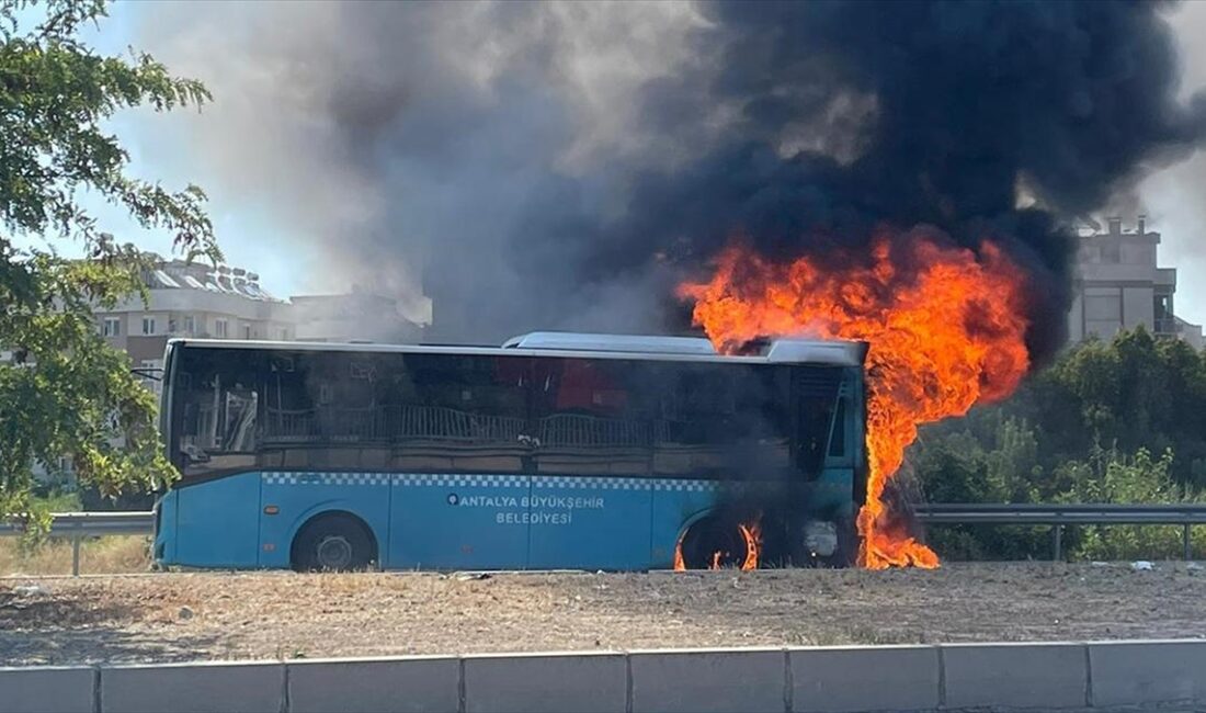 Antalya'nın Konyaaltı ilçesinde, halk otobüsünde çıkan yangın söndürüldü.