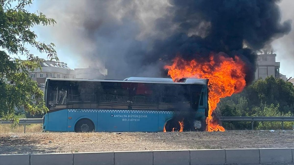 Antalya'nın Konyaaltı ilçesinde, halk otobüsünde çıkan yangın söndürüldü.