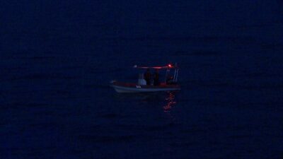 - Kıyıya yakın bölgede su alıp batan teknedekiler, yüzerek kıyıya