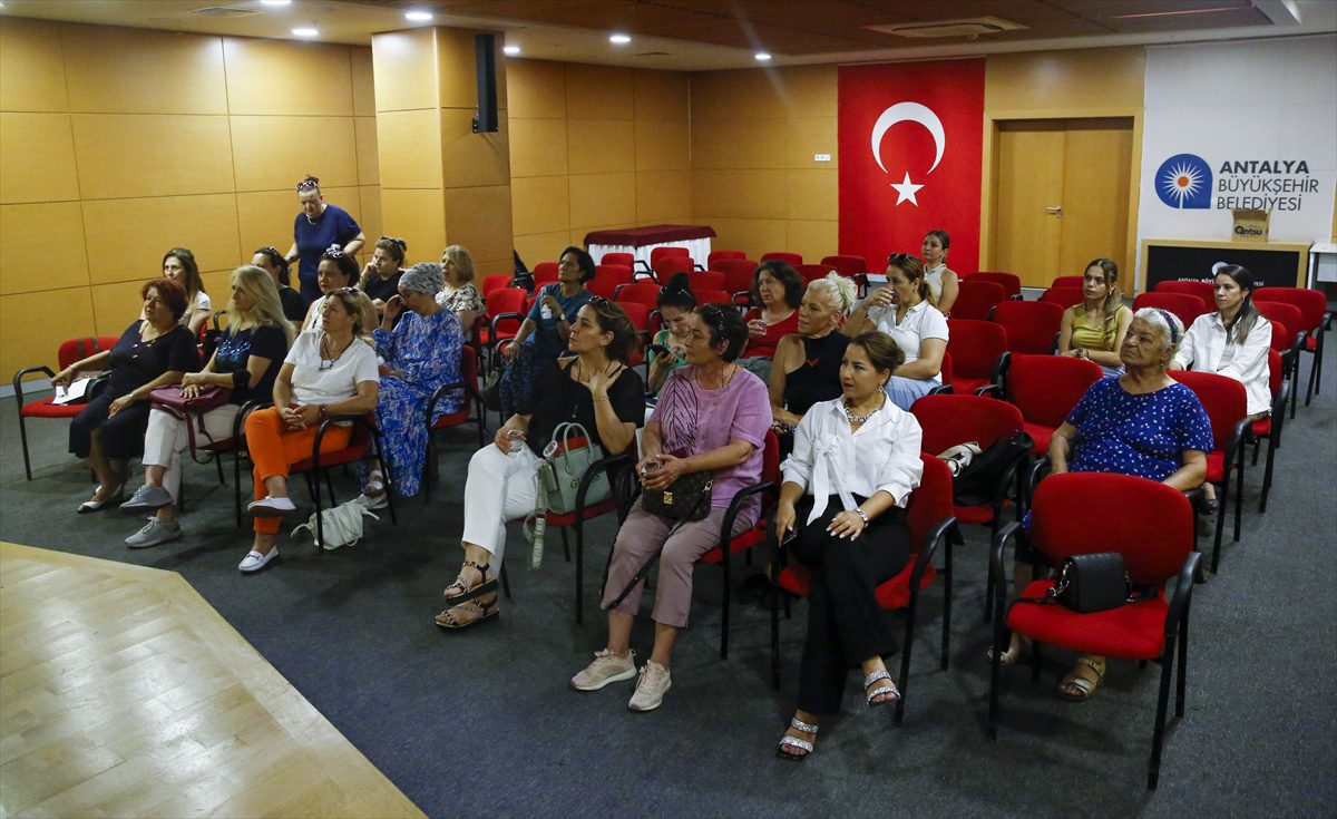 ANTALYA (AA) – Antalya Büyükşehir Belediyesi'nce, kadın kooperatifi üyelerine eğitim