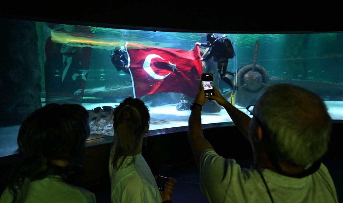 ANTALYA (AA) – Antalya Akvaryum dalgıçları 30 Ağustos Zafer Bayramı'nı