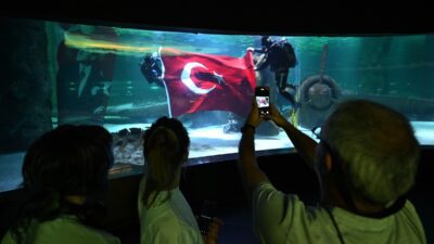 ANTALYA (AA) – Antalya Akvaryum dalgıçları 30 Ağustos Zafer Bayramı'nı